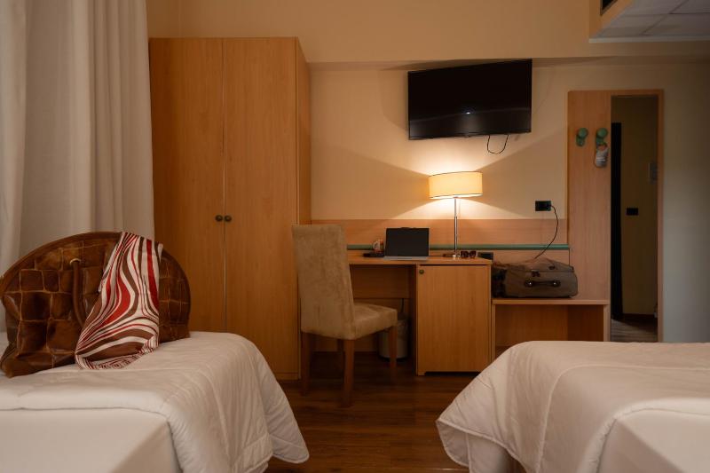 Double or Twin Room image 4