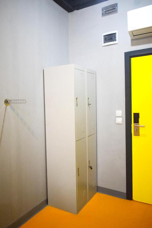 Green Cube Capsule Hostel - image 12