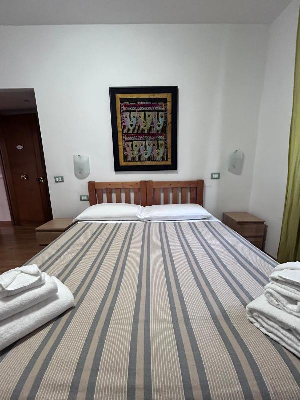 Standard Double Room image 4