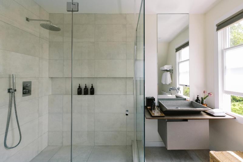 Standard Queen Room image 3