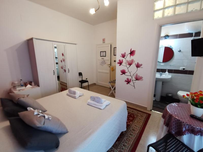 Double Room with Private Bathroom image 1