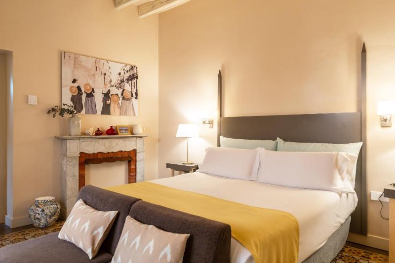 Deluxe Double Room with Bath image 1