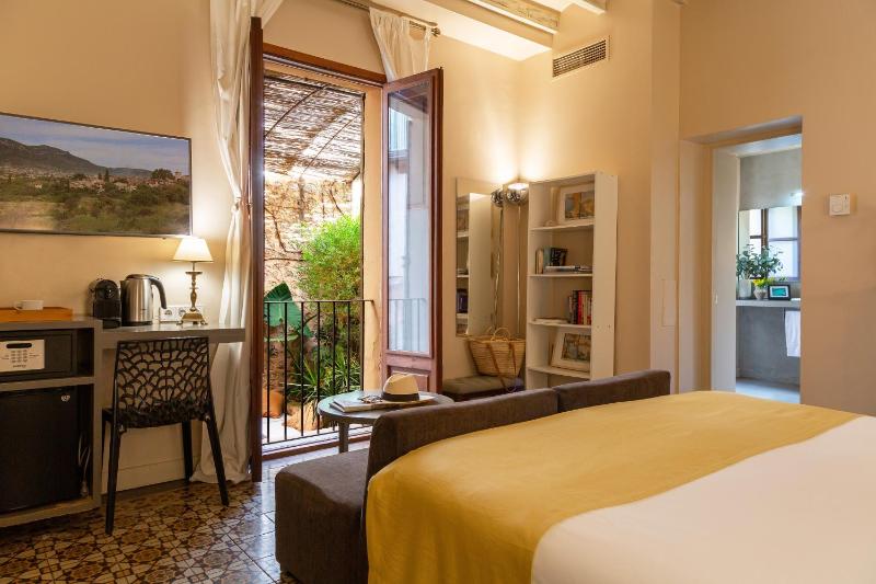 Deluxe Double Room with Bath image 2