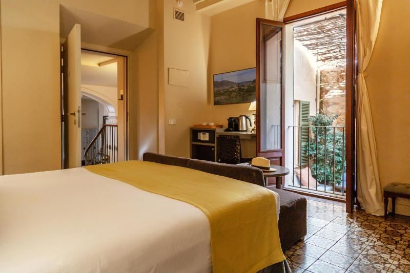 Deluxe Double Room with Bath image 3