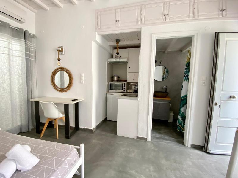 Elenita’s Mykonos town flat - image 4