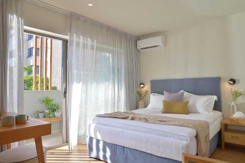 Standard Double Room image 3