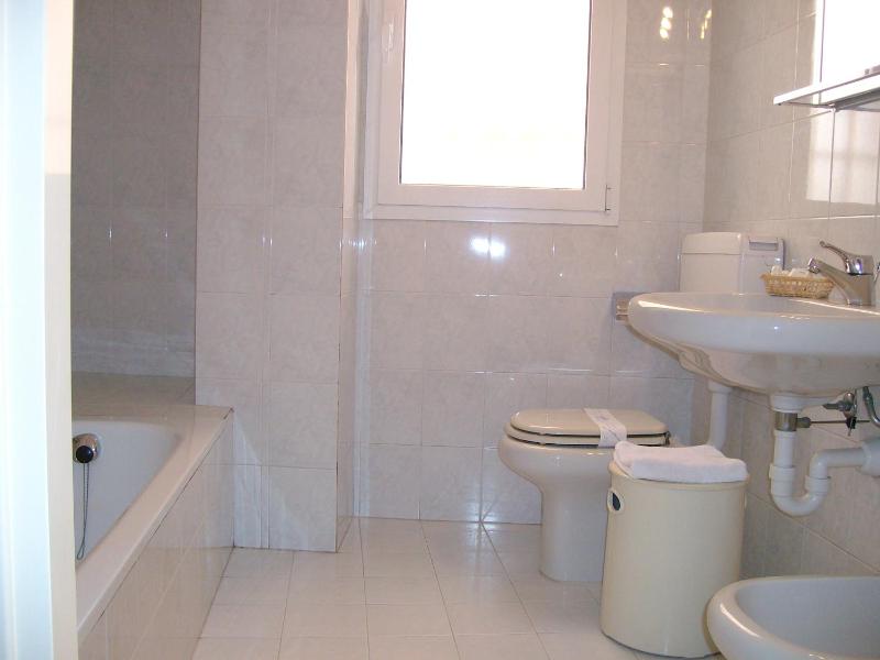 Standard Double Room image 3