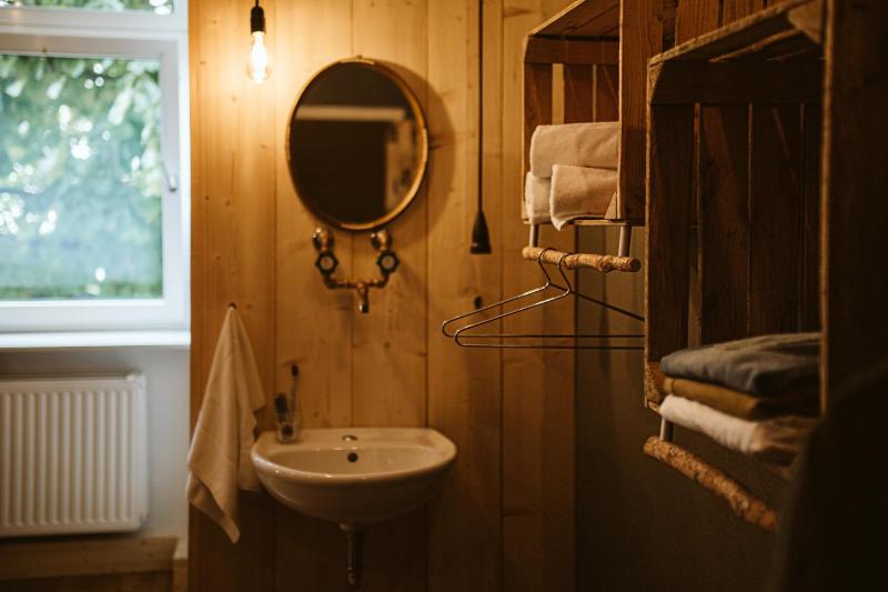 Privat Twin Room with Private Bathroom and Shared Toilet image 4