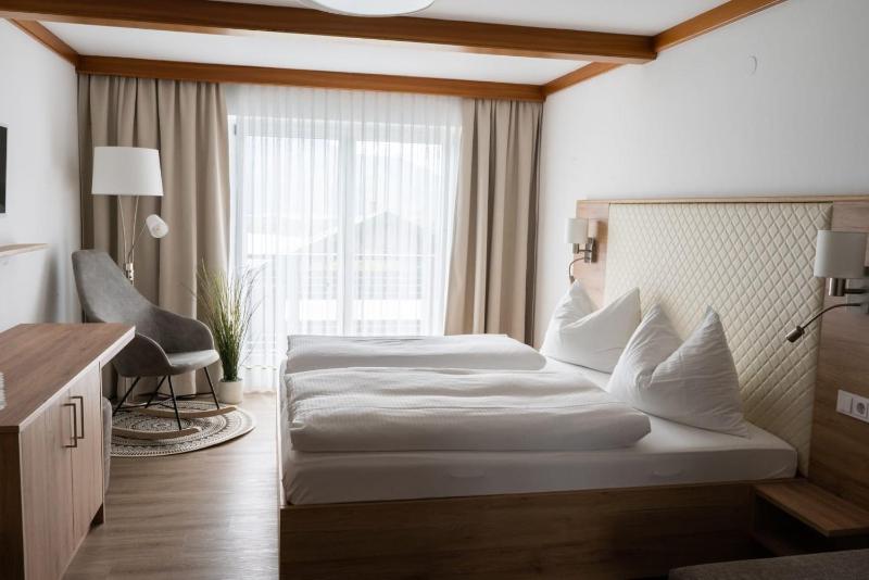 Double Room with Lake View and Balcony image 1