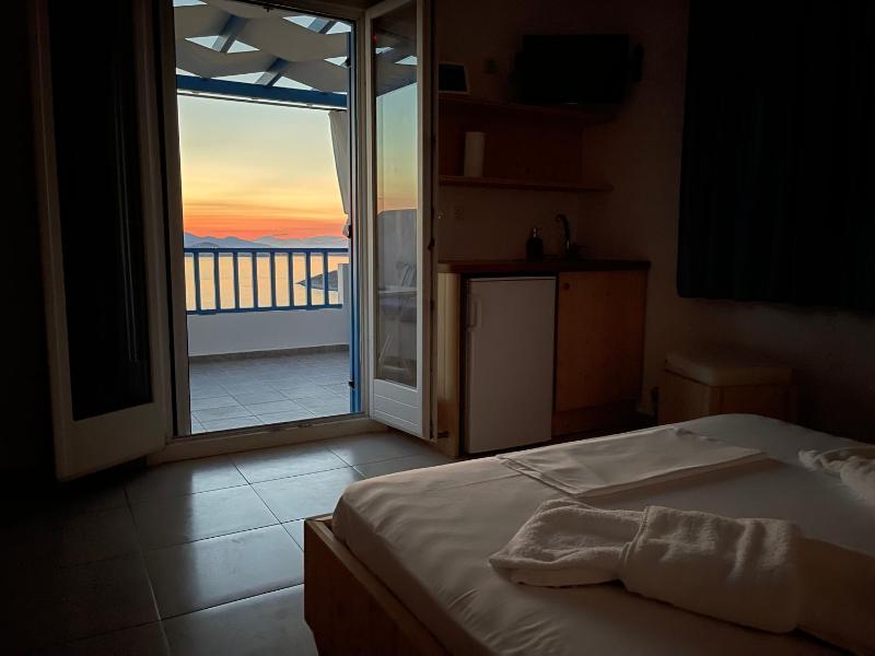 Double Room with Balcony and Sea View image 2