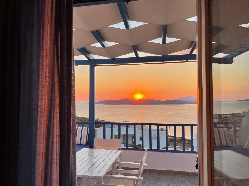 Double Room with Balcony and Sea View image 3