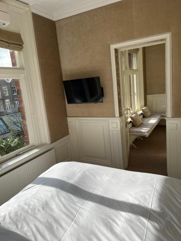 One-Bedroom Apartment image 4