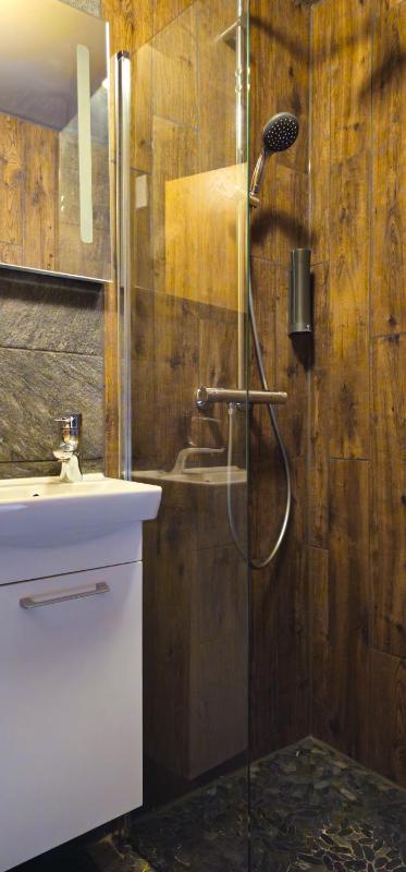 Single Room with Shared Bathroom image 3