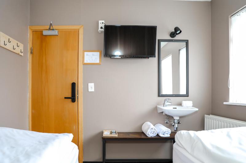 Small Twin Room image 4