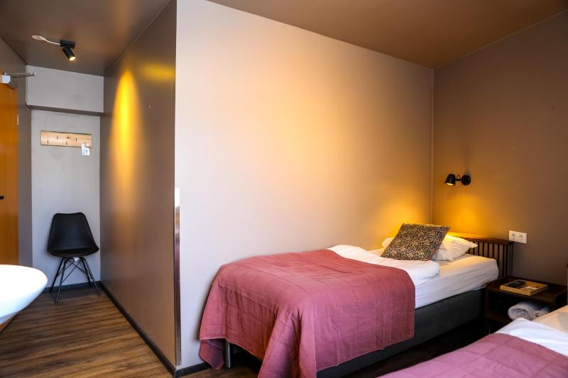 Small Twin Room image 2