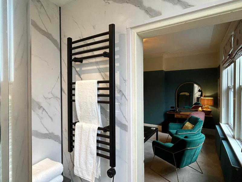 Superior King Room image 4