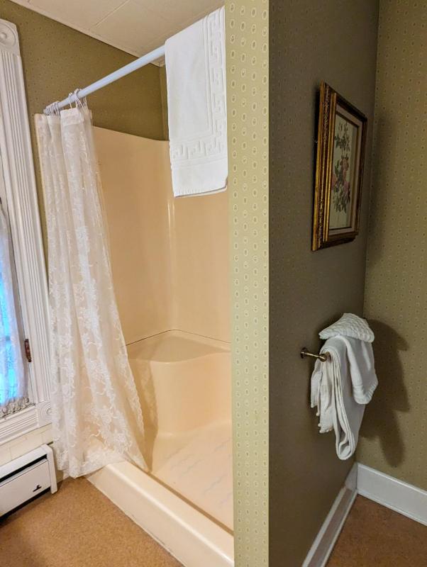 Queen Room image 2