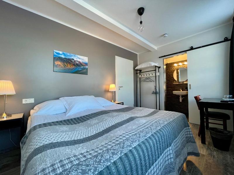 Small Double Room image 3