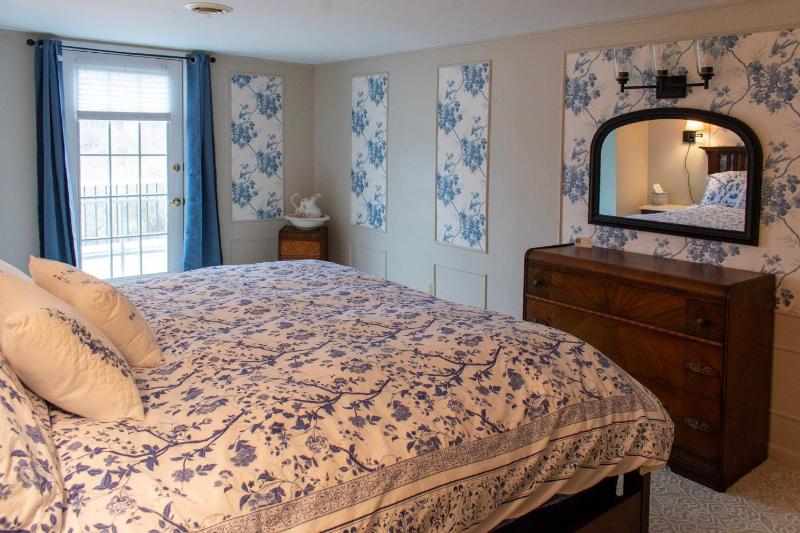 King Room with Balcony image 3