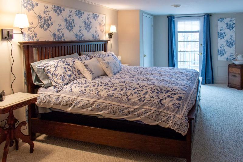 King Room with Balcony image 2