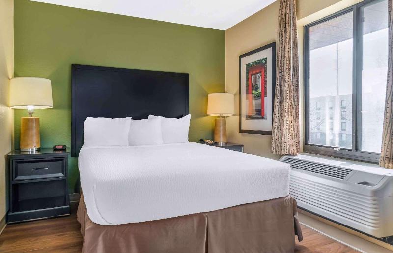 Deluxe Studio with 1 Queen Bed - Non-Smoking image 1