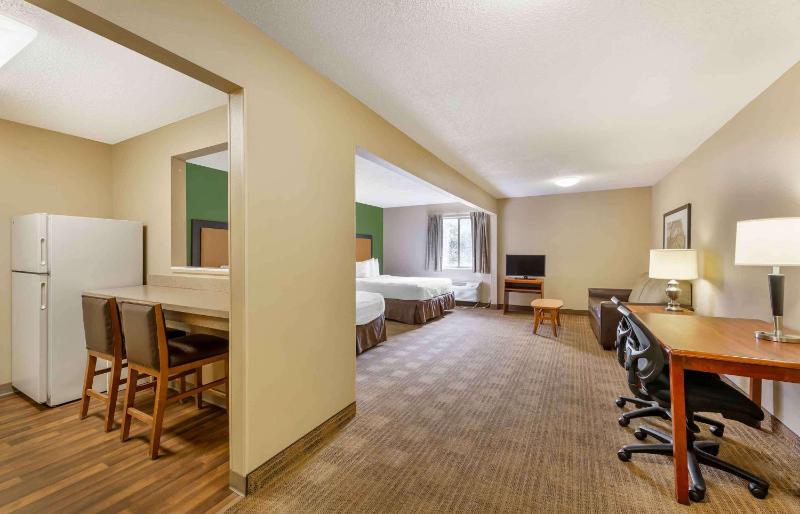 Deluxe Studio with Two Queen Beds - Non-Smoking image 4