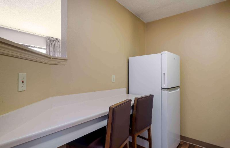 Deluxe Studio with 1 Queen Bed - Non-Smoking image 3