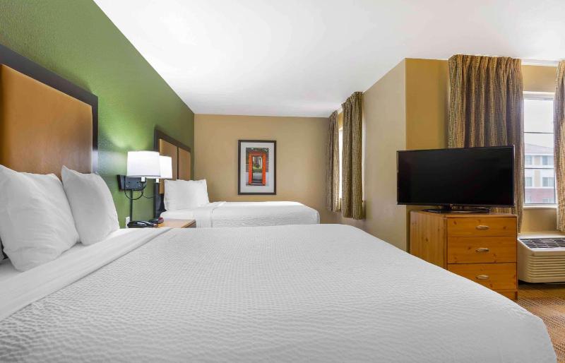 Deluxe Studio with 2 Queen Beds - Non-Smoking image 3