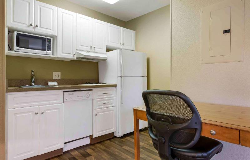 Deluxe Studio with 2 Queen Beds - Non-Smoking image 3