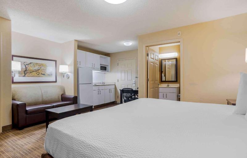 Deluxe Studio with One King Bed - Non-Smoking image 3