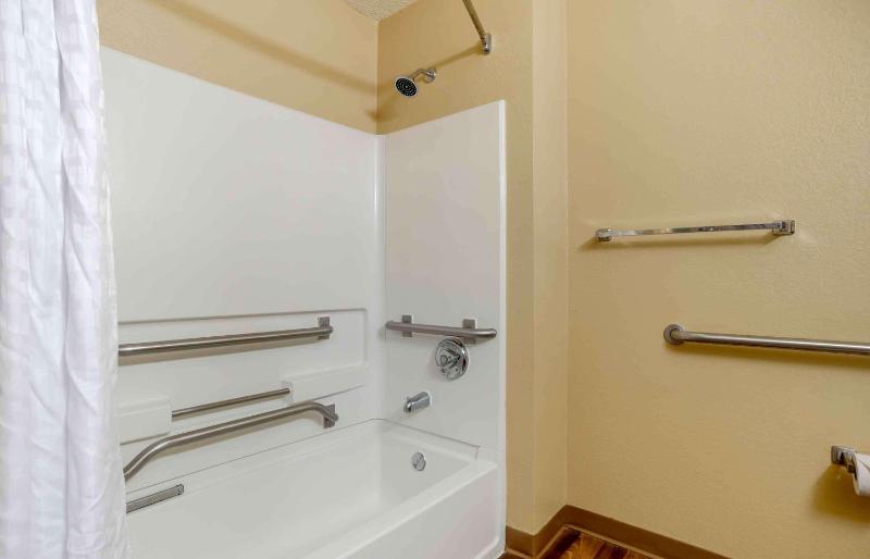 Queen Studio with One Queen Bed - Disability Access/Non-Smoking image 2
