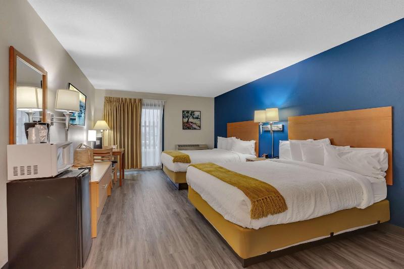 Queen Room with Two Queen Beds - Poolside image 1