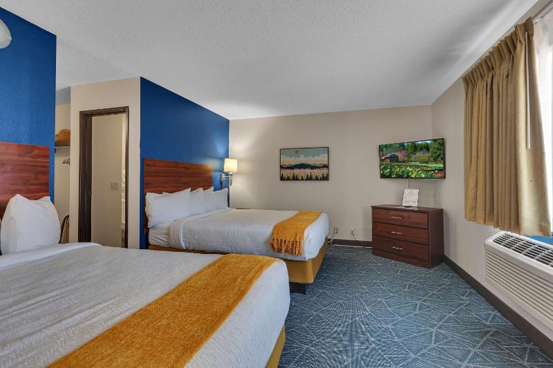 Queen Suite with Two Queen Beds and Sofa Bed image 2