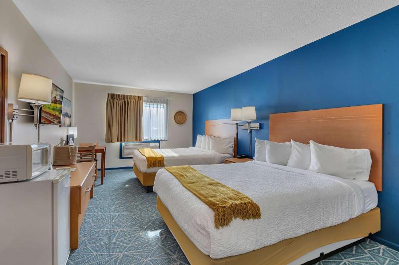 Queen Room with Two Queen Beds - Non-Smoking image 2