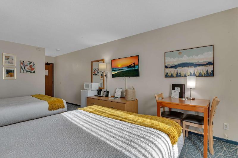 Queen Room with Two Queen Beds - Non-Smoking image 4
