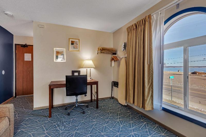 Queen Room with Sofa Bed and Lake View - Non-Smoking image 3