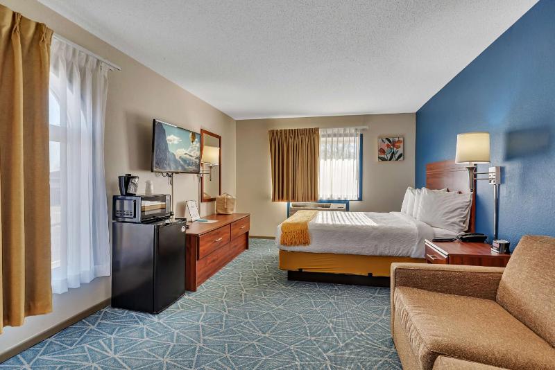 Queen Room with Sofa Bed and Lake View - Non-Smoking image 4