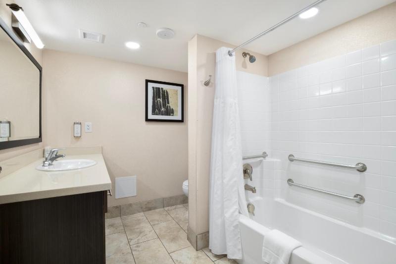 Deluxe Two-Bedroom Suite image 4