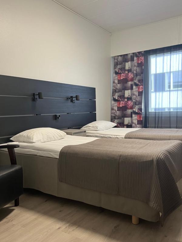 Standard Twin Room image 4