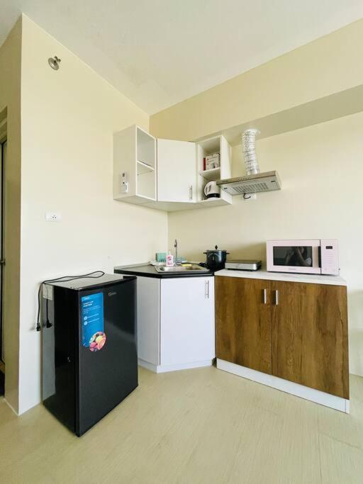 * *H2 Modern City Condo - image 10