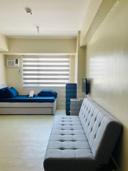 * *H2 Modern City Condo - image 8