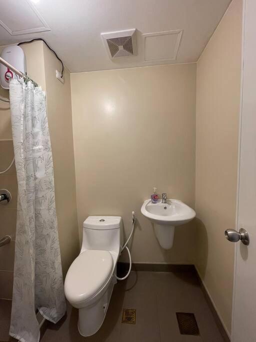 * *H2 Modern City Condo - image 9