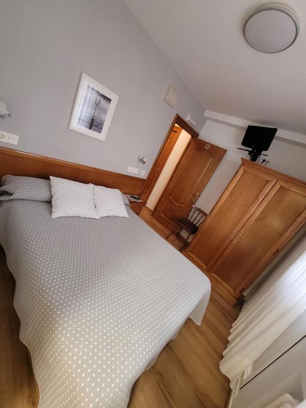 Double Room with Private Bathroom image 4