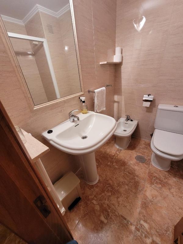 Standard Twin Room with Shared Bathroom image 2