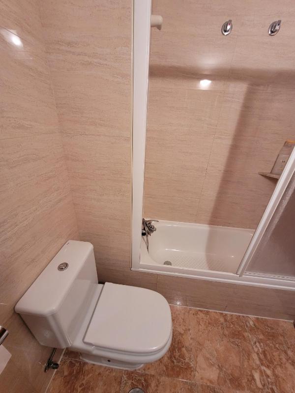 Standard Twin Room with Shared Bathroom image 3