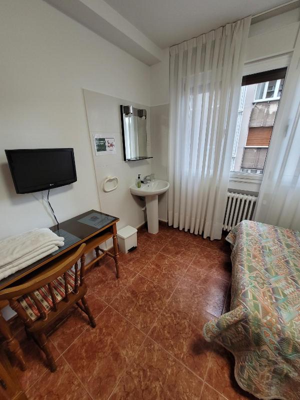 Standard Twin Room with Shared Bathroom image 4