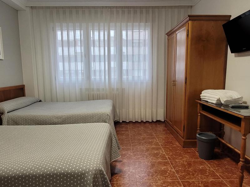Triple Room with Shared Bathroom image 4