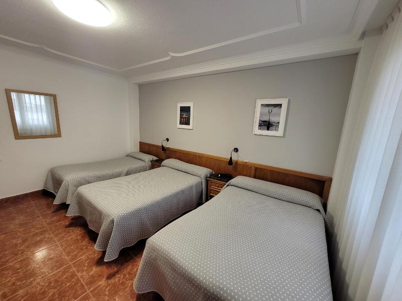 Triple Room with Shared Bathroom image 3