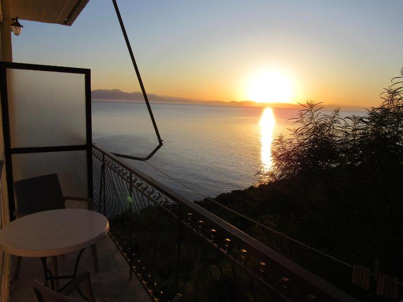 Studio with Partial Sea View image 1