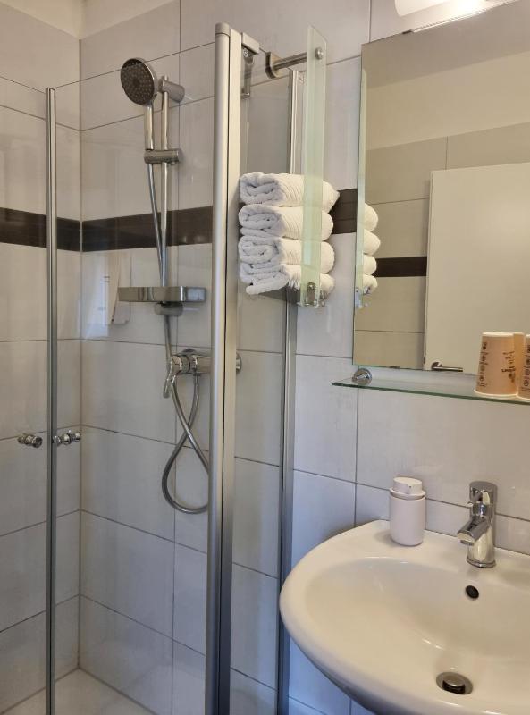 Standard Single Room image 4